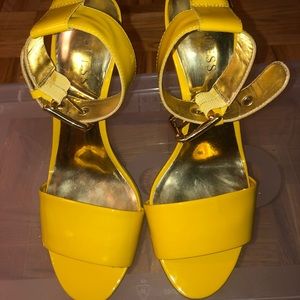 Mustard yellow leather ankle strap Guess heels